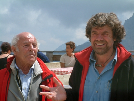 Erich Abram, Reinhold Messner - Erich Abram e Reinhold Messner nel 2004 durante l'inaugurazione del 'Museo nelle nuvole - Messner Mountain Museum Dolomites' sul Monte Rite 2181m a Cibiana di Cadore