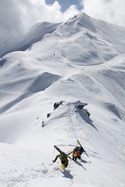 Scialpinismo, sci ripido, Freeride, Appennino Tosco-Emiliano - Salendo ai Denti della Vecchia dal Passo della Vecchia, sulla sfondo l'Alpe  Tre Potenze