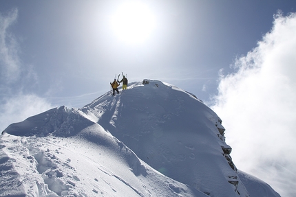 Scialpinismo, sci ripido, Freeride, Appennino Tosco-Emiliano - Lungo la cresta affilata, scendendo dal Dente più alto ai Denti della Vecchia