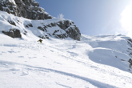 Scialpinismo, sci ripido, Freeride, Appennino Tosco-Emiliano - Denti della Vecchia: belle curve scendendo dall'esposto scivolo iniziale