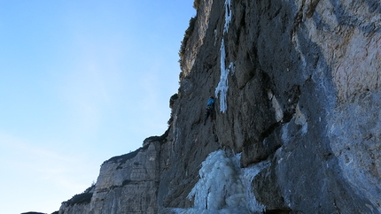 Val Trementina, Paganella, Happy Ending, Giordano Faletti, Alessio Miori, Mattia Piffer, Stefano Vulcan - Stefano Vulcan sul primo tiro durante la prima salita di Happy Ending, Val Trementina Parete Est, Gruppo del Paganella (Giordano Faletti, Alessio Miori, Mattia Piffer, Stefano Vulcan 22-23/12/2016)