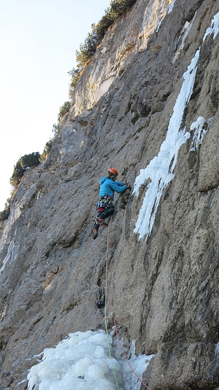 Val Trementina, Paganella, Happy Ending, Giordano Faletti, Alessio Miori, Mattia Piffer, Stefano Vulcan - During the first ascent of Happy Ending, Val Trementina East Face, Paganella (Giordano Faletti, Alessio Miori, Mattia Piffer, Stefano Vulcan 22-23/12/2016)