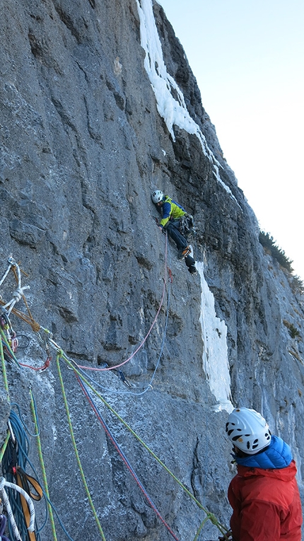 Val Trementina, Paganella, Happy Ending, Giordano Faletti, Alessio Miori, Mattia Piffer, Stefano Vulcan - Giordano Faletti in apertura sul secondo tiro di Happy Ending, Val Trementina Parete Est, Gruppo del Paganella (Giordano Faletti, Alessio Miori, Mattia Piffer, Stefano Vulcan 22-23/12/2016)