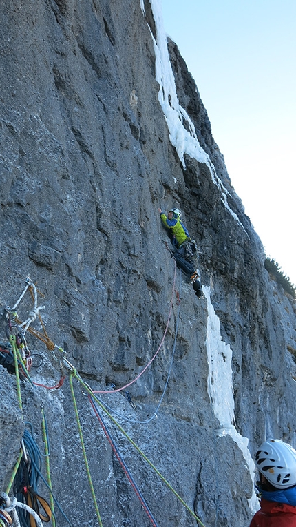 Val Trementina, Paganella, Happy Ending, Giordano Faletti, Alessio Miori, Mattia Piffer, Stefano Vulcan - Giordano Faletti establishing pitch 2 of Happy Ending, Val Trementina East Face, Paganella (Giordano Faletti, Alessio Miori, Mattia Piffer, Stefano Vulcan 22-23/12/2016)