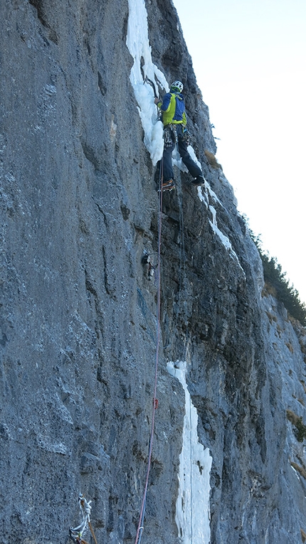 Val Trementina, Paganella, Happy Ending, Giordano Faletti, Alessio Miori, Mattia Piffer, Stefano Vulcan - Giordano Faletti in apertura sul secondo tiro di Happy Ending, Val Trementina Parete Est, Gruppo del Paganella (Giordano Faletti, Alessio Miori, Mattia Piffer, Stefano Vulcan 22-23/12/2016)