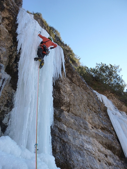 Cascata da Pino, Val Cimoliana, Santiago Padrós, Dani Ascaso - Durante la prima salita di Cascata da Pino, Val Cimoliana (Dani Ascaso, Santiago Padrós 20/01/2017)