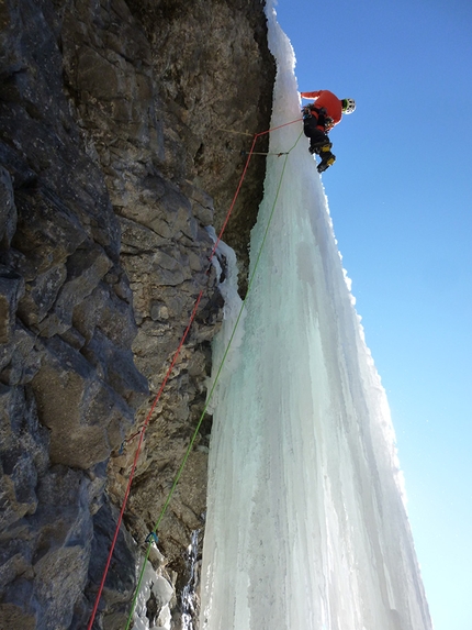 Cascata da Pino, Val Cimoliana, Santiago Padrós, Dani Ascaso - Durante la prima salita di Cascata da Pino, Val Cimoliana (Dani Ascaso, Santiago Padrós 20/01/2017)