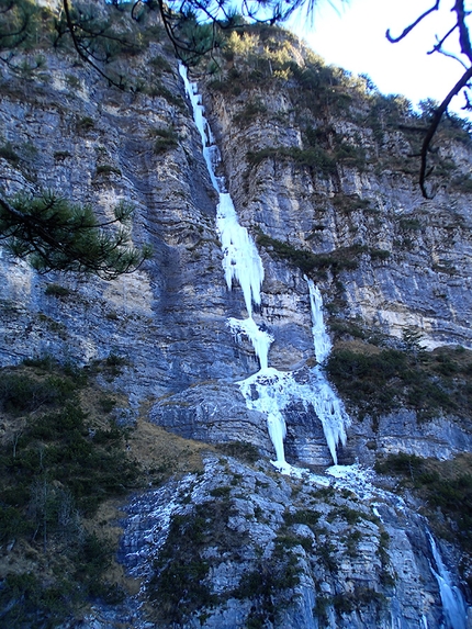 Cascata da Pino, Val Cimoliana, Santiago Padrós, Dani Ascaso - Durante la prima salita di Cascata da Pino, Val Cimoliana (Dani Ascaso, Santiago Padrós 20/01/2017)