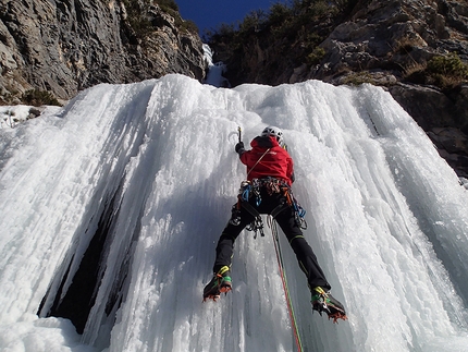 Cascata da Pino, Val Cimoliana, Santiago Padrós, Dani Ascaso - Durante la prima salita di Cascata da Pino, Val Cimoliana (Dani Ascaso, Santiago Padrós 20/01/2017)