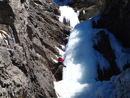 Cascata da Pino, Val Cimoliana, Santiago Padrós, Dani Ascaso - Durante la prima salita di Cascata da Pino, Val Cimoliana (Dani Ascaso, Santiago Padrós 20/01/2017)