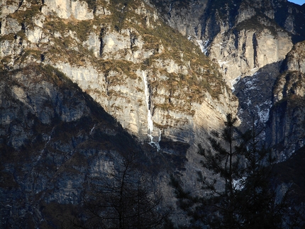 Cascata da Pino, Val Cimoliana, Santiago Padrós, Dani Ascaso - Durante la prima salita di Cascata da Pino, Val Cimoliana (Dani Ascaso, Santiago Padrós 20/01/2017)