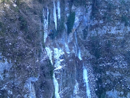 Infection, Igne, Santiago Padrós, Dani Ascaso - Dani Ascaso attrezza il tiro di misto della cascata da ghiaccio 'Infection' ad Igne (Dani Ascaso, Santiago Padrós 22/01/2017)