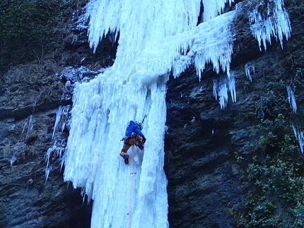 Infection, Igne, Santiago Padrós, Dani Ascaso - Dani Ascaso sul primo tiro della cascata da ghiaccio 'Infection' ad Igne (Dani Ascaso, Santiago Padrós 22/01/2017)