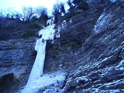 Infection, Igne, Santiago Padrós, Dani Ascaso - Dani Ascaso sul primo tiro della cascata da ghiaccio 'Infection' ad Igne, durante la prima salita effettuata il 22/01/2017 insieme a (Dani Ascaso, Santiago Padrós