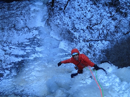 Infection, Igne, Santiago Padrós, Dani Ascaso - Santiago Padrós sul primo tiro della cascata da ghiaccio 'Infection' ad Igne (Dani Ascaso, Santiago Padrós 22/01/2017)