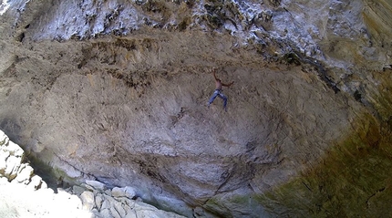 Matteo Menardi, Ospo, Slovenia - Matteo Menardi sale il 9a di 'Halupca 1979' nel grottone di Osp in Slovenia