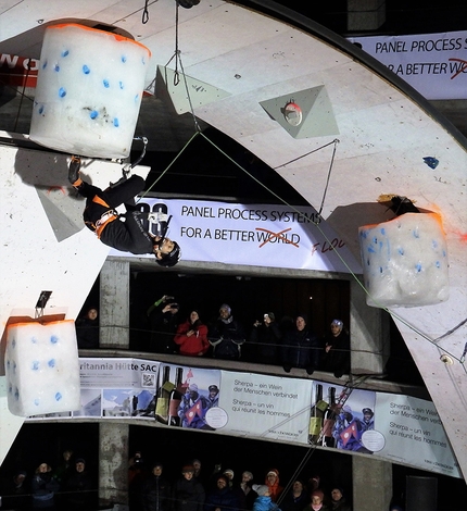 Ice Climbing World Cup 2017 - HeeYong Park durante la Coppa del Mondo di arrampicata su ghiaccio 2017 a Saas Fee, Svizzera