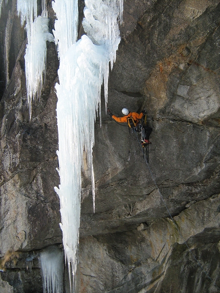 Vanessa robe neire, Valle Orco, Piemonte, Marco Appino, Umberto Bado - Bolting the first dry tooling pitch in 2010 of 'Vanessa robe neire' in Valle dell'Orco, Piemonte, Italy