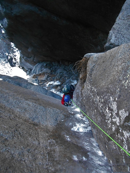 Vanessa robe neire, Valle Orco, Piemonte, Marco Appino, Umberto Bado - Davide Sacchetti impegnato nella goulotte di 'Vanessa robe neire' in Valle dell'Orco, Piemonte