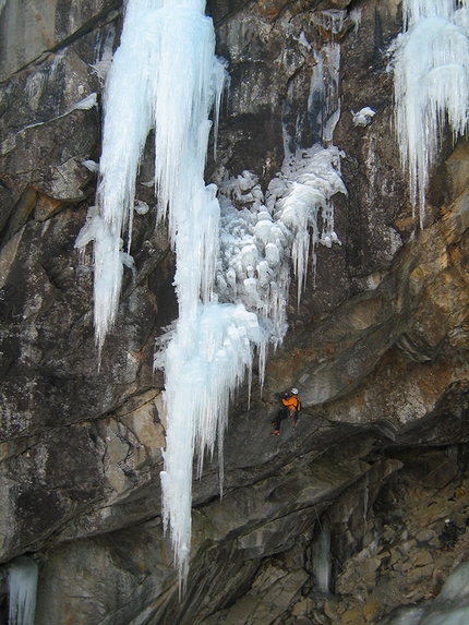 Vanessa robe neire, Valle Orco, Piemonte, Marco Appino, Umberto Bado - In 2010, bolting the dry tooling section of 'Vanessa robe neire' in Valle dell'Orco, Piemonte, Italy