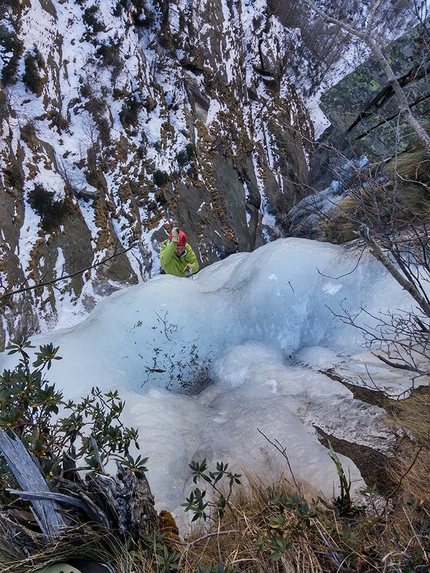 Vanessa robe neire, Valle Orco, Piemonte, Marco Appino, Umberto Bado - L'aerea uscita dalla colonna durante la prima salita di 'Vanessa robe neire' in Valle dell'Orco, Piemonte