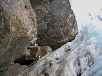 Vanessa robe neire, Valle Orco, Piemonte, Marco Appino, Umberto Bado - The ice in 2010 of 'Vanessa robe neire' in Valle dell'Orco, Piemonte, Italy