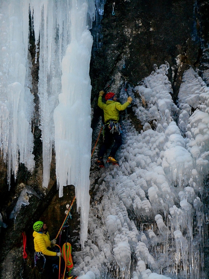 Vanessa robe neire, Valle Orco, Piemonte, Marco Appino, Umberto Bado - Marco Appino, assicurato da Umberto Bado, si prepara ad agganciare la stalattite durante la prima salita di 'Vanessa robe neire' in Valle dell'Orco, Piemonte