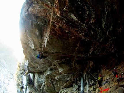 Vanessa robe neire, Valle Orco, Piemonte, Marco Appino, Umberto Bado - Attempts at freeing the drytooling pitch of 'Vanessa robe neire' in Valle dell'Orco, Piemonte, Italy