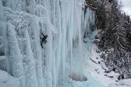 Peričnik, Slovenia, Triglav, Aleš Česen - Jonathan Merritt sale la cascata di ghiaccio Slap Peričnik nel Parco nazionale del Triglav, Slovenia, gennaio 2016