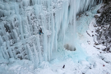 Peričnik, Slovenia, Triglav, Aleš Česen - Jonathan Merritt sale la cascata di ghiaccio Slap Peričnik nel Parco nazionale del Triglav, Slovenia, gennaio 2016