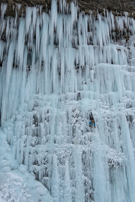 Peričnik, Slovenia, Triglav, Aleš Česen - Jonathan Merritt sale la cascata di ghiaccio Slap Peričnik nel Parco nazionale del Triglav, Slovenia, gennaio 2016