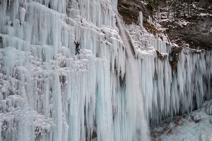 Peričnik, Slovenia, Triglav, Aleš Česen - Jonathan Merritt sale la cascata di ghiaccio Slap Peričnik nel Parco nazionale del Triglav, Slovenia, gennaio 2016