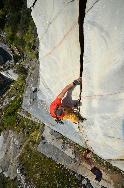 Maurizio Oviglia, Nuxis, Sardegna, Maurizio Oviglia - Maurizio Oviglia sale Michelangelo, 7b, sul liscio marmo della cava di Nuxis, Sardegna