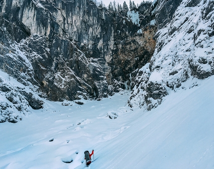 Michi Wohlleben, Stirb langsam, Austria - Michi Wohlleben wading through deep snow while approaching 'Stirb langsam', Tyrol, Austria