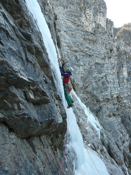 The Lady of the Valley, Val Scura, Valsugana, cascata di ghiaccio, Ermann Baldessari, Paolo Baldessari, Cristian Defant - Durante l'apertura di 'The Lady of the Valley', Val Scura, Valsugana: Cristian Defant sul secondo tiro