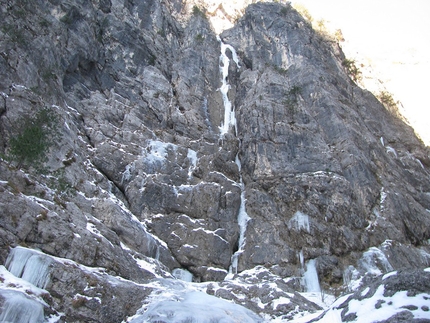 Romano Benet, Tine Cuder, Hysteria, Val Raccolana - La linea di 'Hysteria' (M7, WI6+ 135m), la nuova cascata di ghiaccio in Val Raccolana aperta da Romano Benet e Tine Cuder