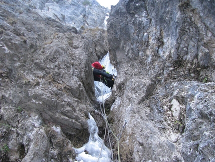 Romano Benet, Tine Cuder, Hysteria, Val Raccolana - Romano Benet durante l'apertura di 'Hysteria' (M7, WI6+ 135m), salita insieme a Tine Cuder in Val Raccolana