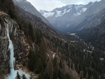 Val Genova, La Stangata - La cascata di ghiaccio La Stangata (100m, 5+) in Val Genova, aperta da Patrick Ghezzi e Alessandro Lucchi il 5/02/2012.