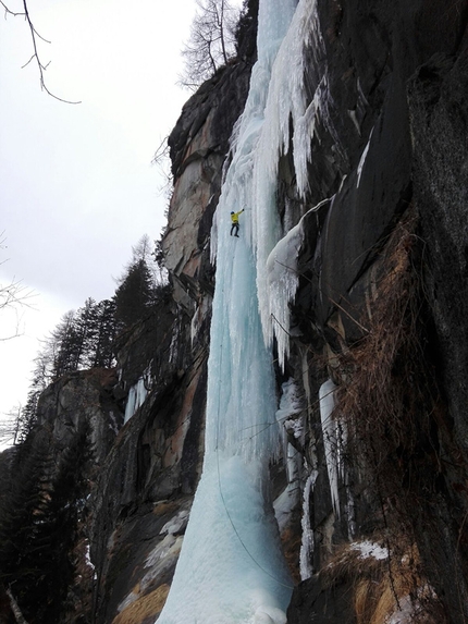 Val Genova, una grande arrampicata su ghiaccio per una grande cascata: La Stangata