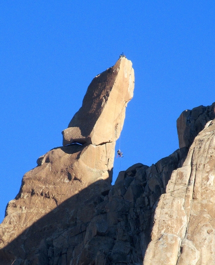 Patagonia, Frey, Argentina, arrampicata, Francesco Salvaterra, Filippo Mosca - Arrampicata a Frey in Patagonia: una cordata scende dal blocco sommitale del Cochete lunar