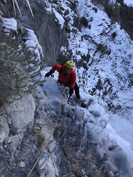 Valtournenche, François Cazzanelli, Francesco Ratti, Jules Pession, Livello Inferiore, Nuovi Orizzonti - François Cazzanelli making the first ascent of Livello Inferiore in Valtournenche