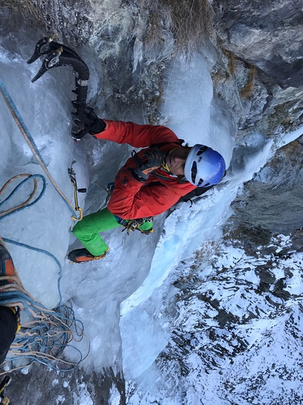 Valtournenche, François Cazzanelli, Francesco Ratti, Jules Pession, Livello Inferiore, Nuovi Orizzonti - Francesco Ratti making the first ascent of Livello Inferiore in Valtournenche