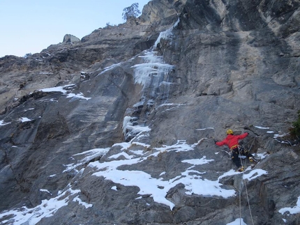 Valtournenche, François Cazzanelli, Francesco Ratti, Jules Pession, Livello Inferiore, Nuovi Orizzonti - Sul primo tiro di Nuovi Orizzonti, durante la prima salita in Valtournenche (François Cazzanelli, Jules Pession, Francesco Ratti 21/01/2017)