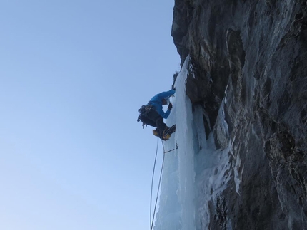 Valtournenche, François Cazzanelli, Francesco Ratti, Jules Pession, Livello Inferiore, Nuovi Orizzonti - Sull'ultimo tiro di Nuovi Orizzonti in Valtournenche (François Cazzanelli, Jules Pession, Francesco Ratti 21/01/2017)