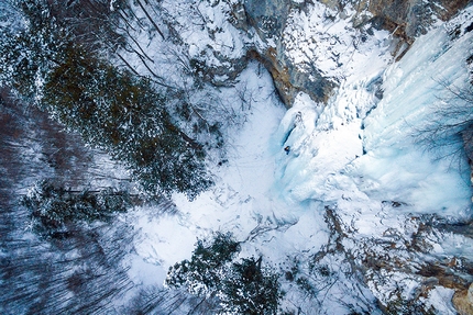 Montenegro, Tara Canyon, ice climbing, Nikola Đurić, Dušan Branković, Dušan Starinac, Danilo Pot, Ivan Laković - Climbing Strast (WI5+, 150m) and Mali zec (WI 4, 150m) in Tara Canyon, the two most difficult icefalls in Montenegro 