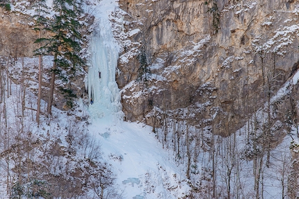 Montenegro, Tara Canyon, ice climbing, Nikola Đurić, Dušan Branković, Dušan Starinac, Danilo Pot, Ivan Laković - Climbing Strast (WI5+, 150m) and Mali zec (WI 4, 150m) in Tara Canyon, the two most difficult icefalls in Montenegro 