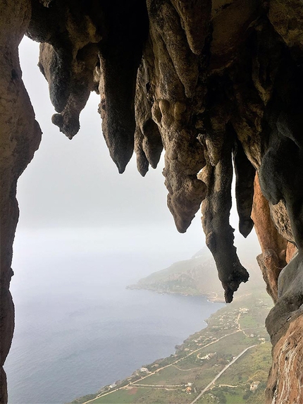 San Vito Lo Capo, Monte Monaco, Christoph Hainz, Andrea De Martin Polo, Sicilia - Durante l'apertura di 'November Sun' sulla parete est di Monte Monaco, San Vito lo Capo, Sicilia (Christoph Hainz, Andrea De Martin Polo 11/2016). 