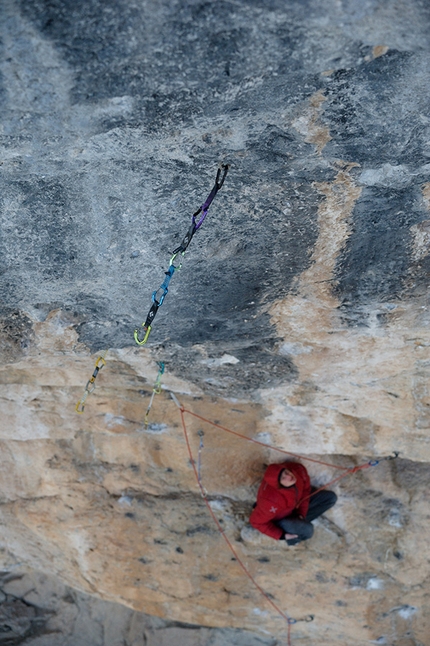 Adam Ondra, Oliana, Spagna - Adam Ondra sotto l'ultima parte di 'Mamichula' 9b nella falesia Oliana in Spagna. Da notare i rinvvi spostate dal vento 