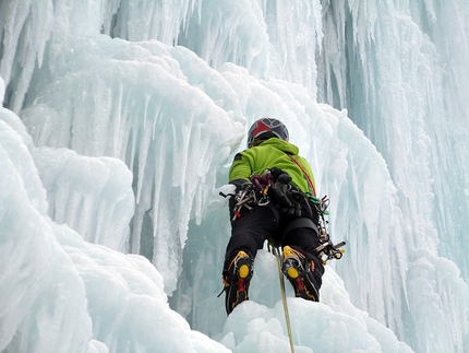 Valbondione, Valle Seriana, alpinismo, Maurizio Panseri, Daniele Natali - Valbondione: Daniele Natali cerca la strada tra le meduse de L'urlo - 13/12/2012