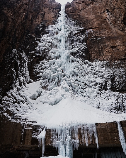 Merry Christmas, Linzhou Taihang canyon, China, He Chuan, Liu Yang  - He Chuan and Liu Yang on 31/01/2017 making the first ascent of 'Merry Christmas' (WI6, 140m) in Xianxia canyon, a branch of Linzhou Taihang canyon in China